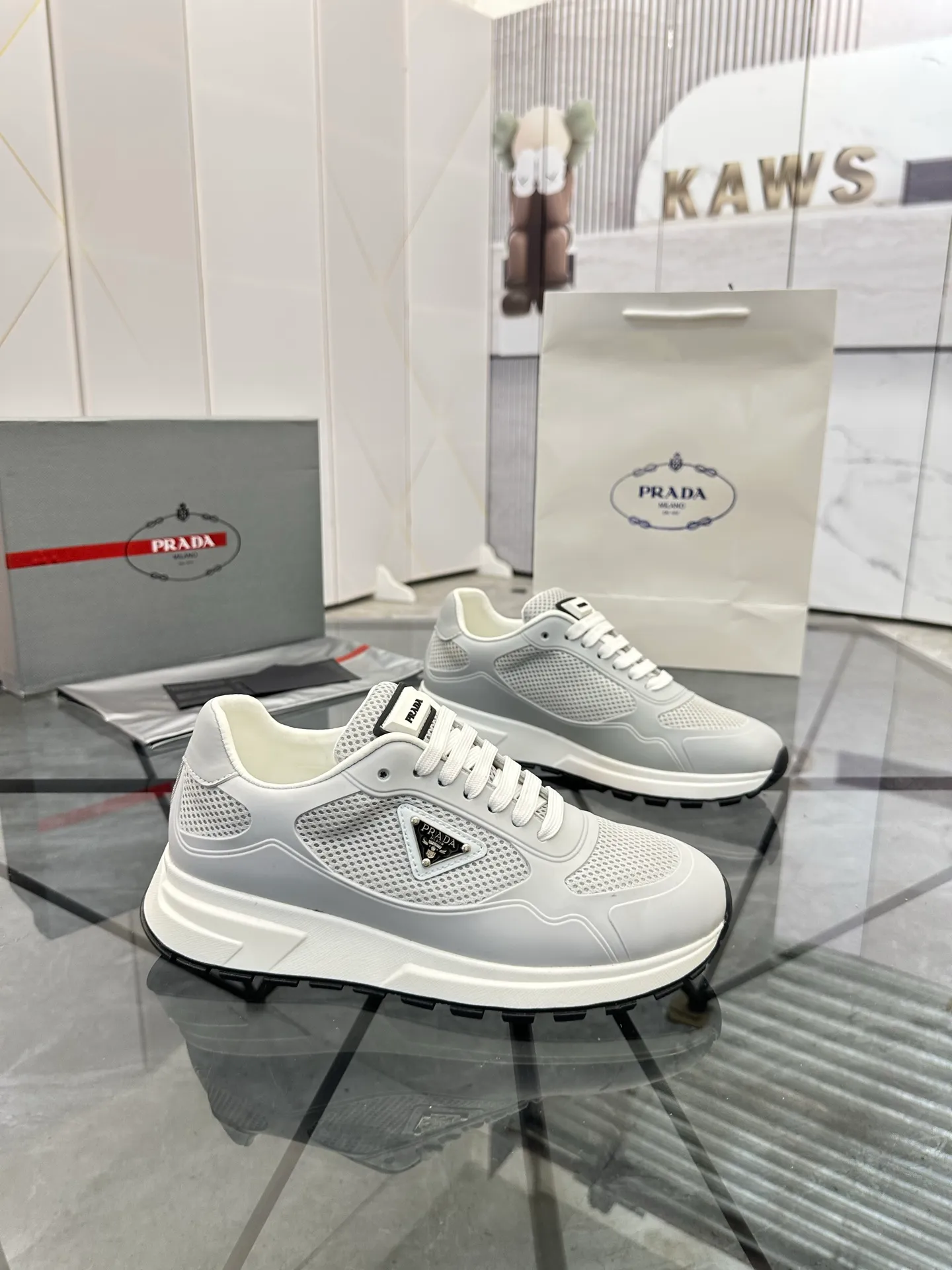 Men's shoes for sale 💰: 💰P600¥ High-end top quality Product trademark: Prada *"Prada*" low-top casual shoes Regular size: 38-45 (can be customized to 46) Product materials: Upper imported glue splicing original material, breathable lining, cowhide foot pads, original outsole. Number: 832